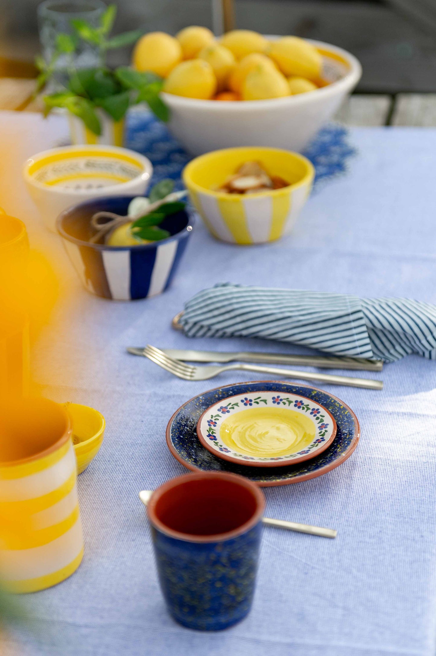 Sus.Studio gekleurd keramiek servies blauw geel wit streep spetter36