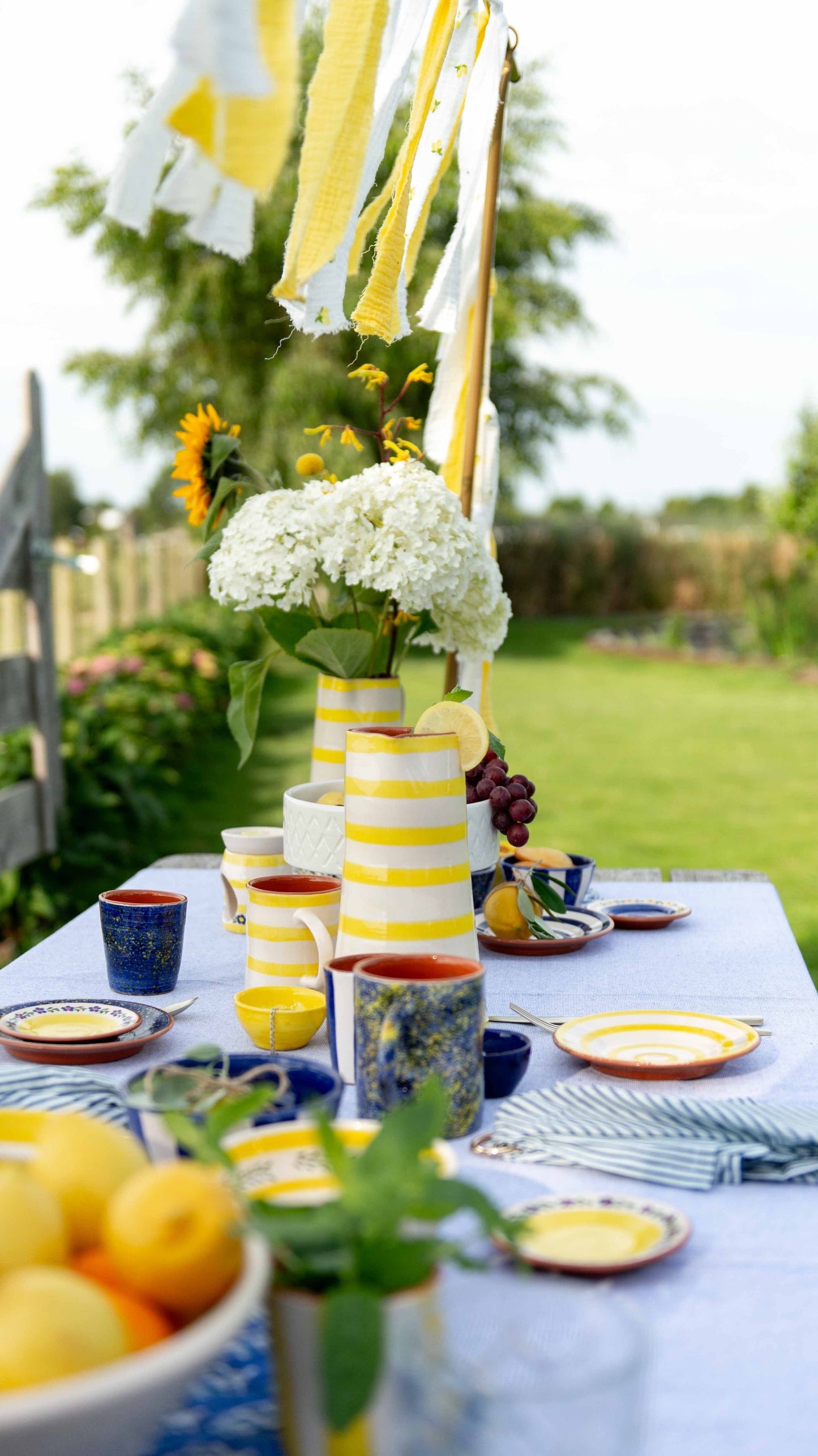 Sus.Studio gekleurd keramiek servies blauw geel wit streep spetter39
