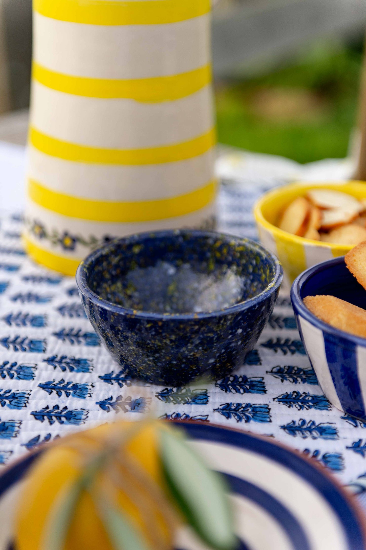 Sus.Studio gekleurd keramiek servies blauw geel wit streep spetter41