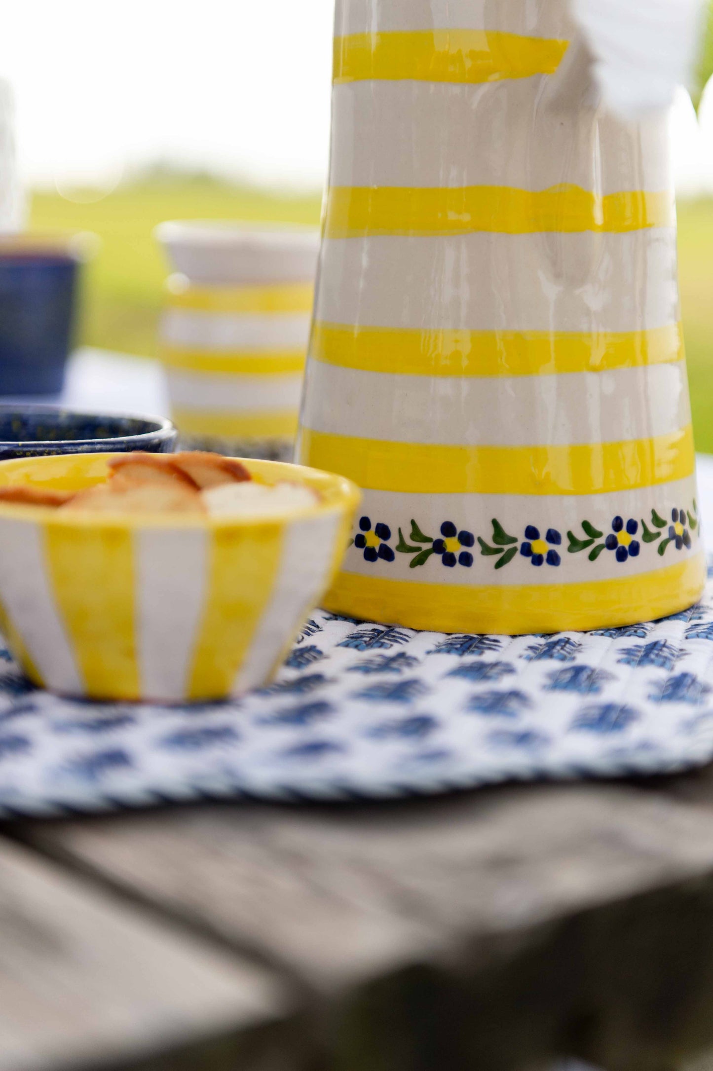 Sus.Studio gekleurd keramiek servies blauw geel wit streep spetter46