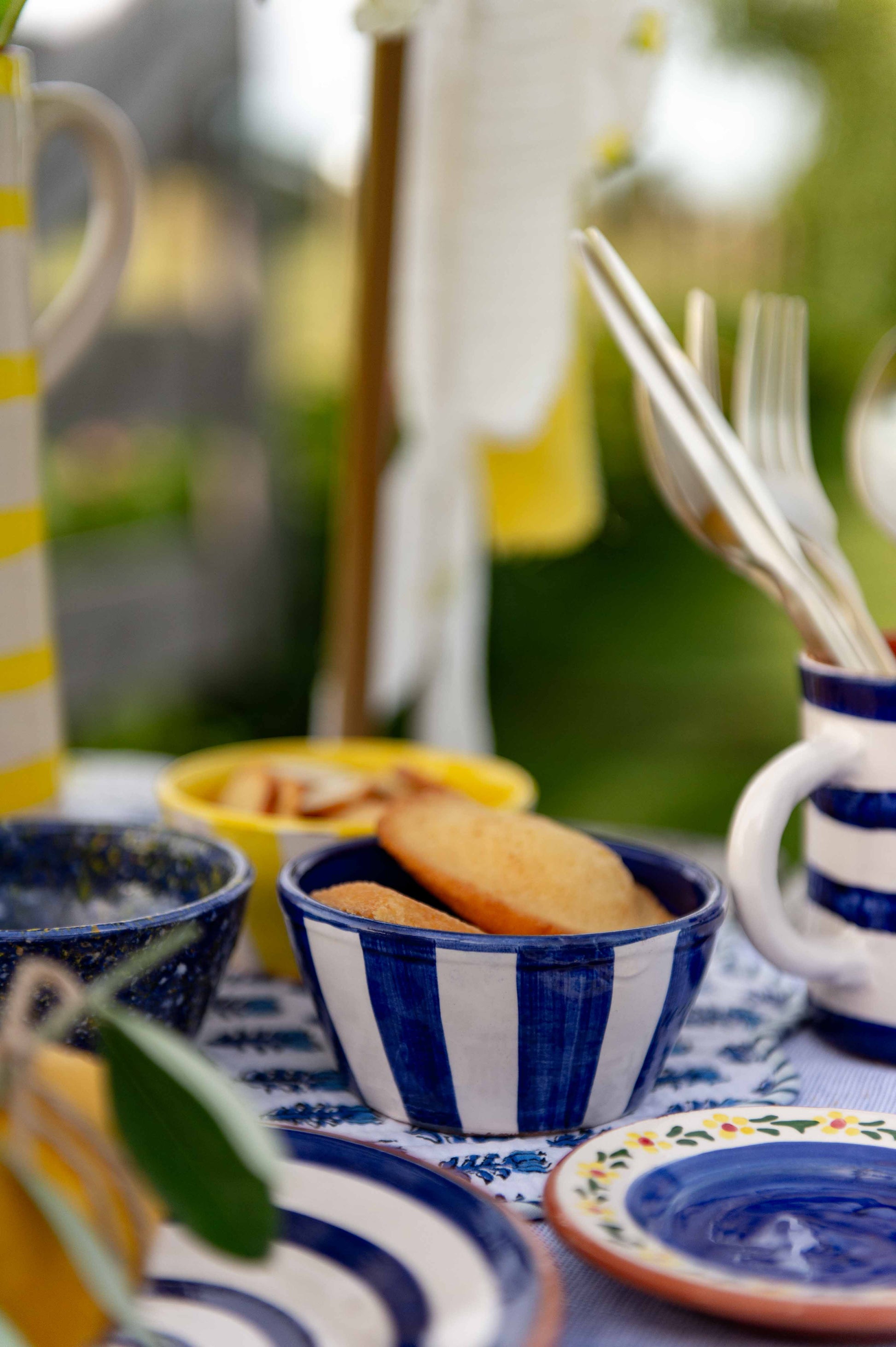 Sus.Studio gekleurd keramiek servies blauw geel wit streep spetter47