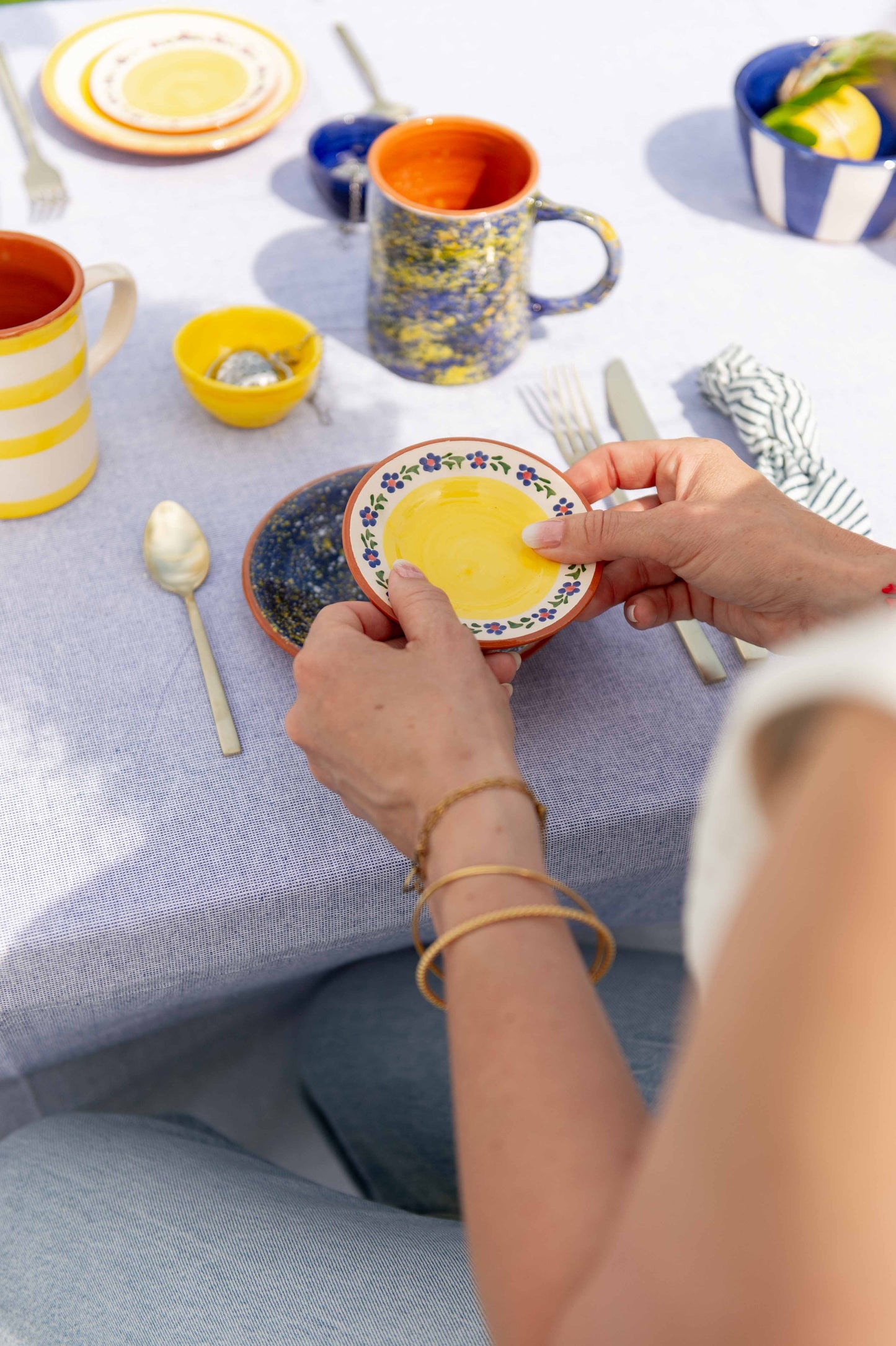 Sus.Studio gekleurd keramiek servies blauw geel wit streep spetter5