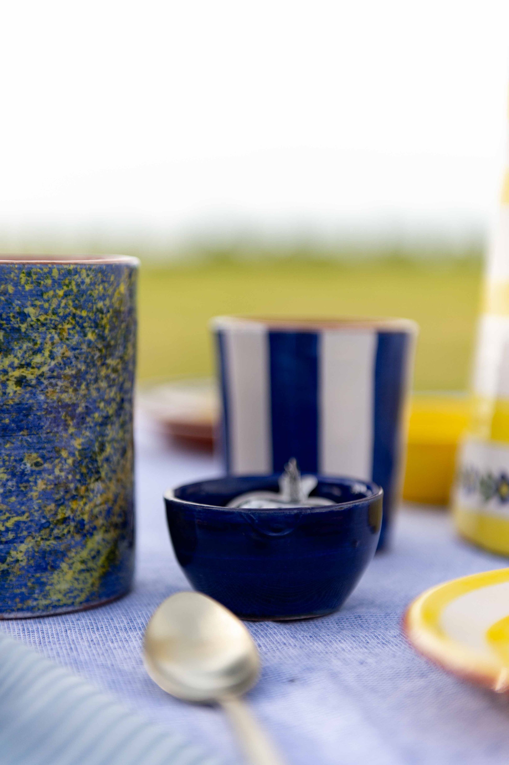 Sus.Studio gekleurd keramiek servies blauw geel wit streep spetter56