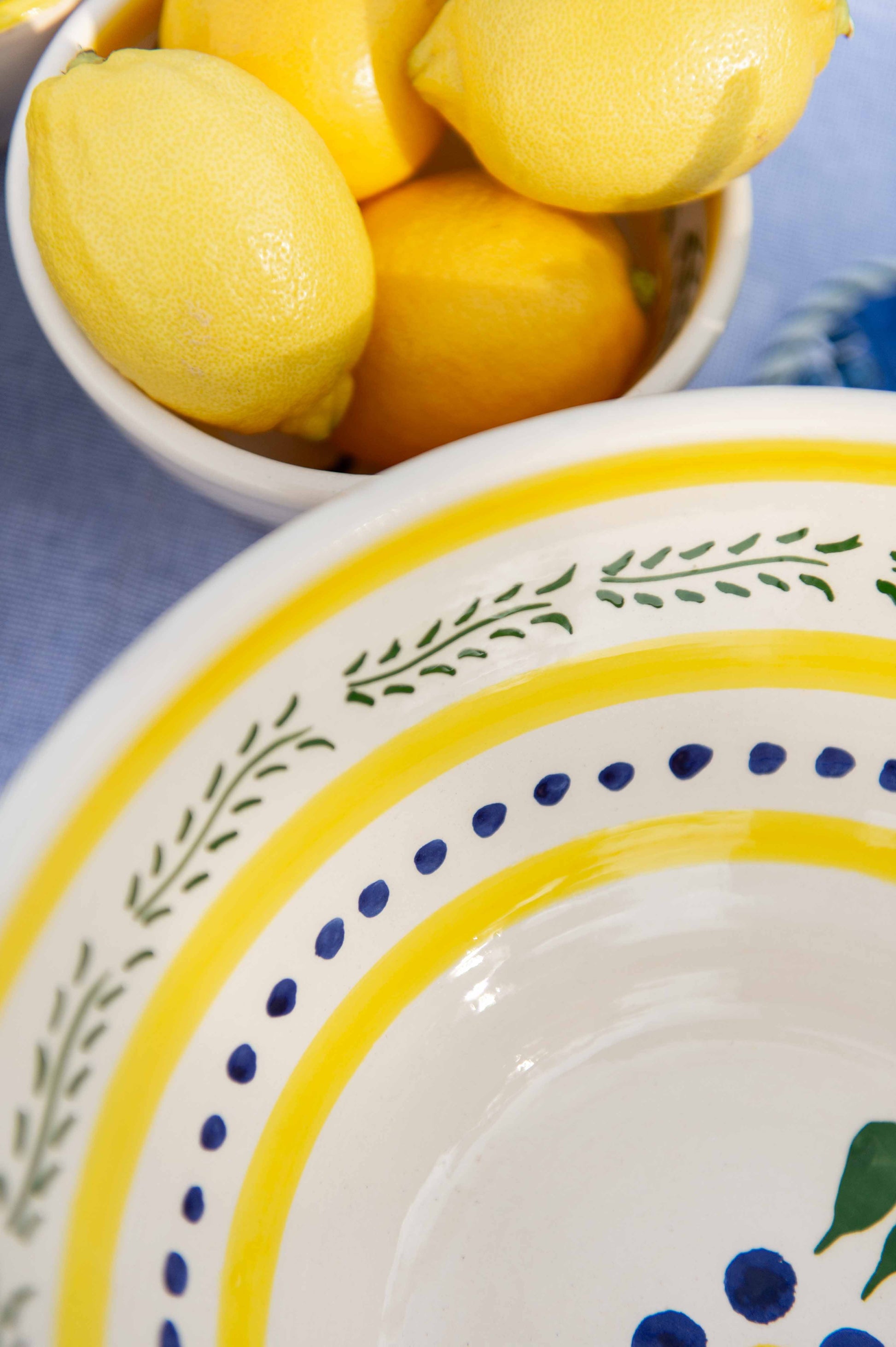 Sus.Studio gekleurd keramiek servies blauw geel wit streep spetter58
