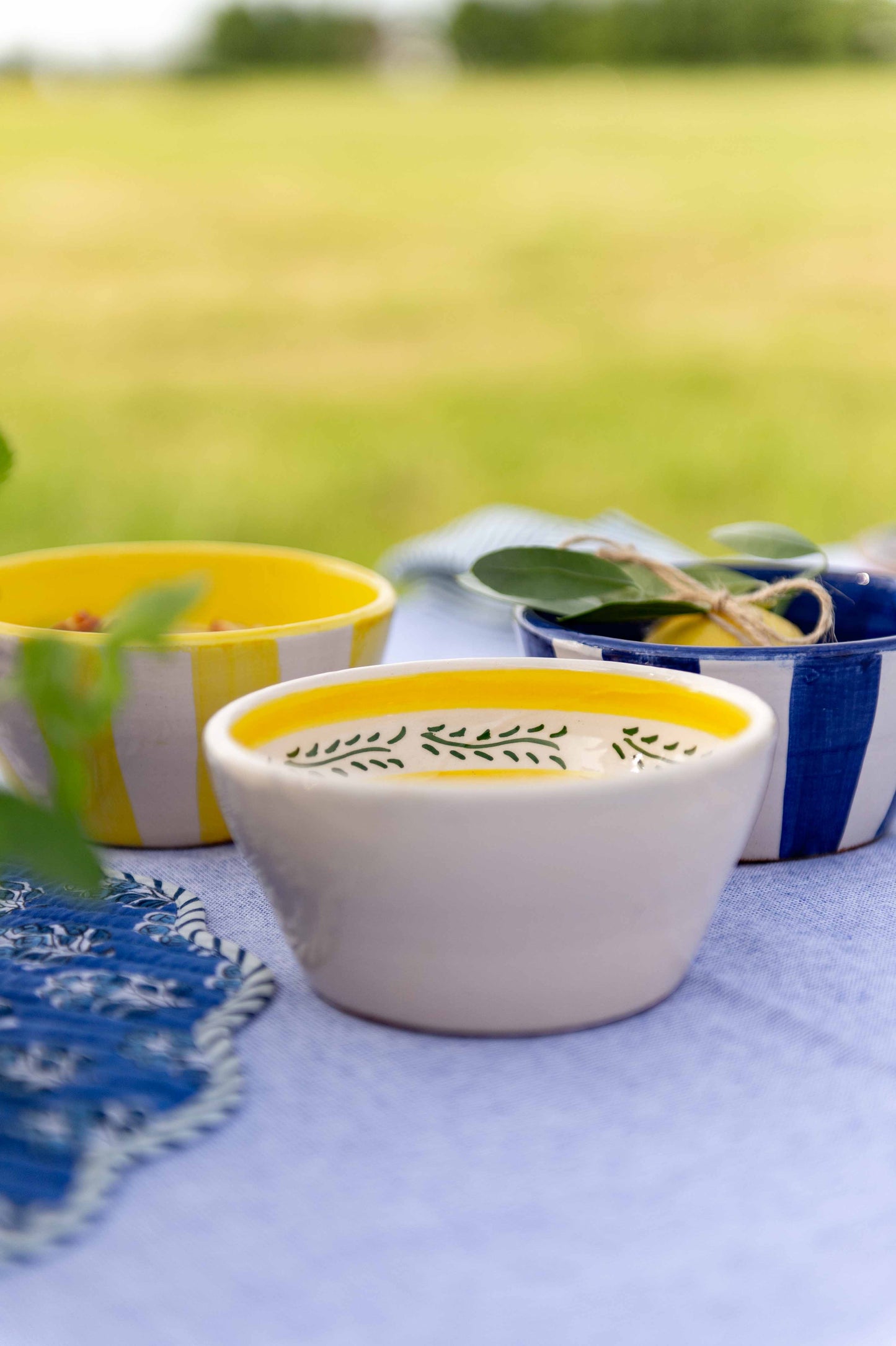 Sus.Studio gekleurd keramiek servies blauw geel wit streep spetter62