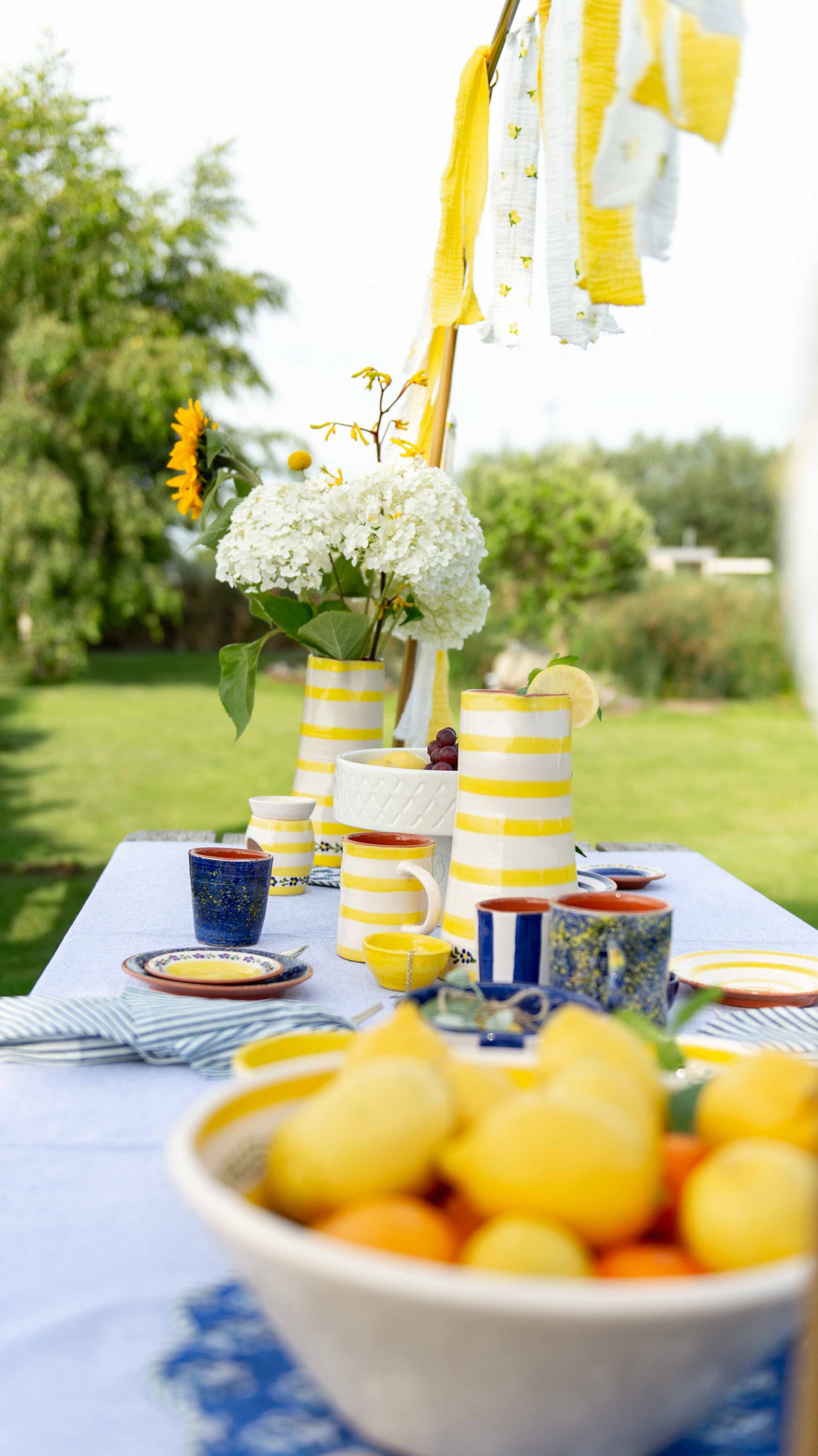 Sus.Studio gekleurd keramiek servies blauw geel wit streep spetter65