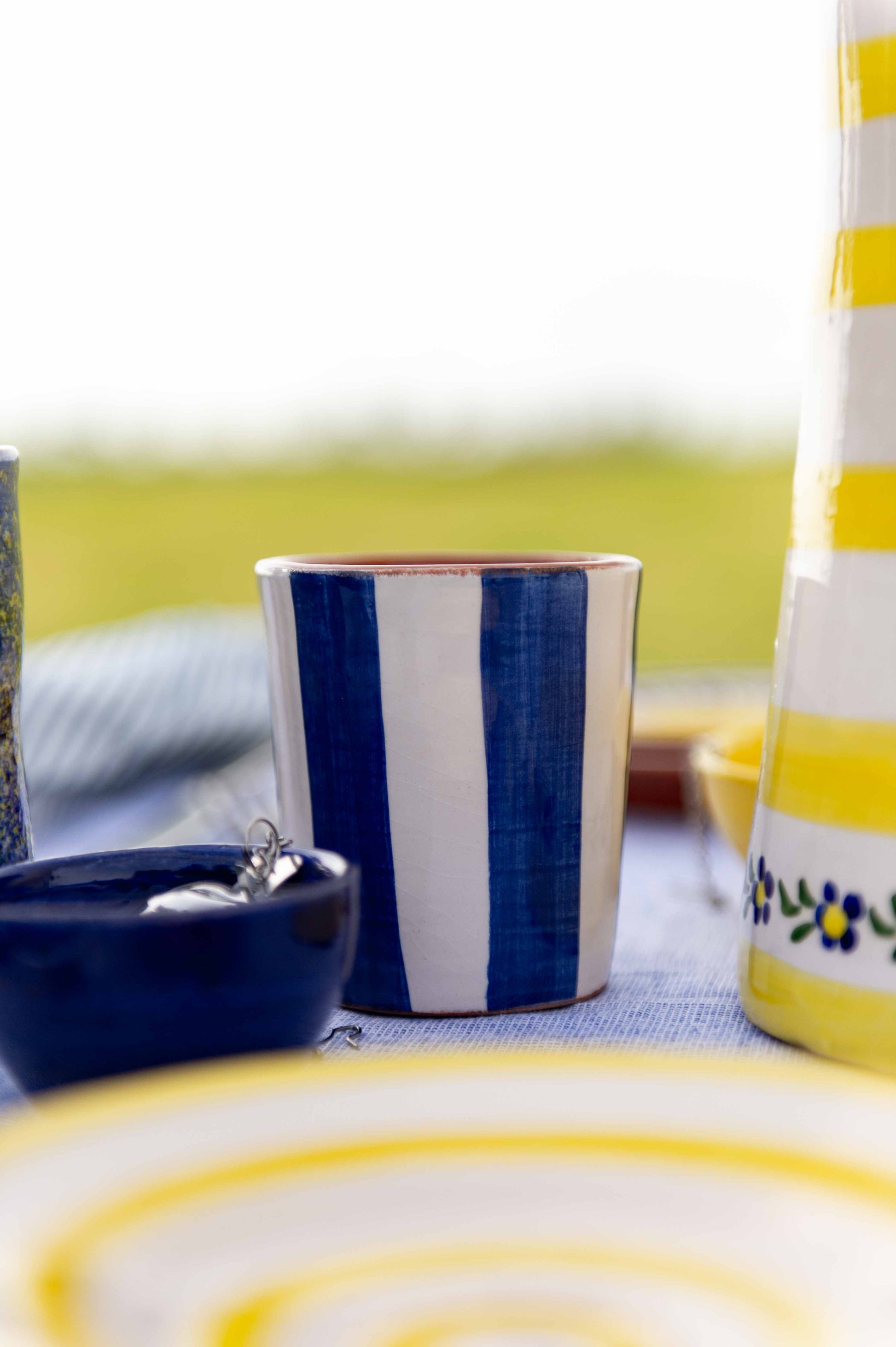 Sus.Studio gekleurd keramiek servies blauw geel wit streep spetter68