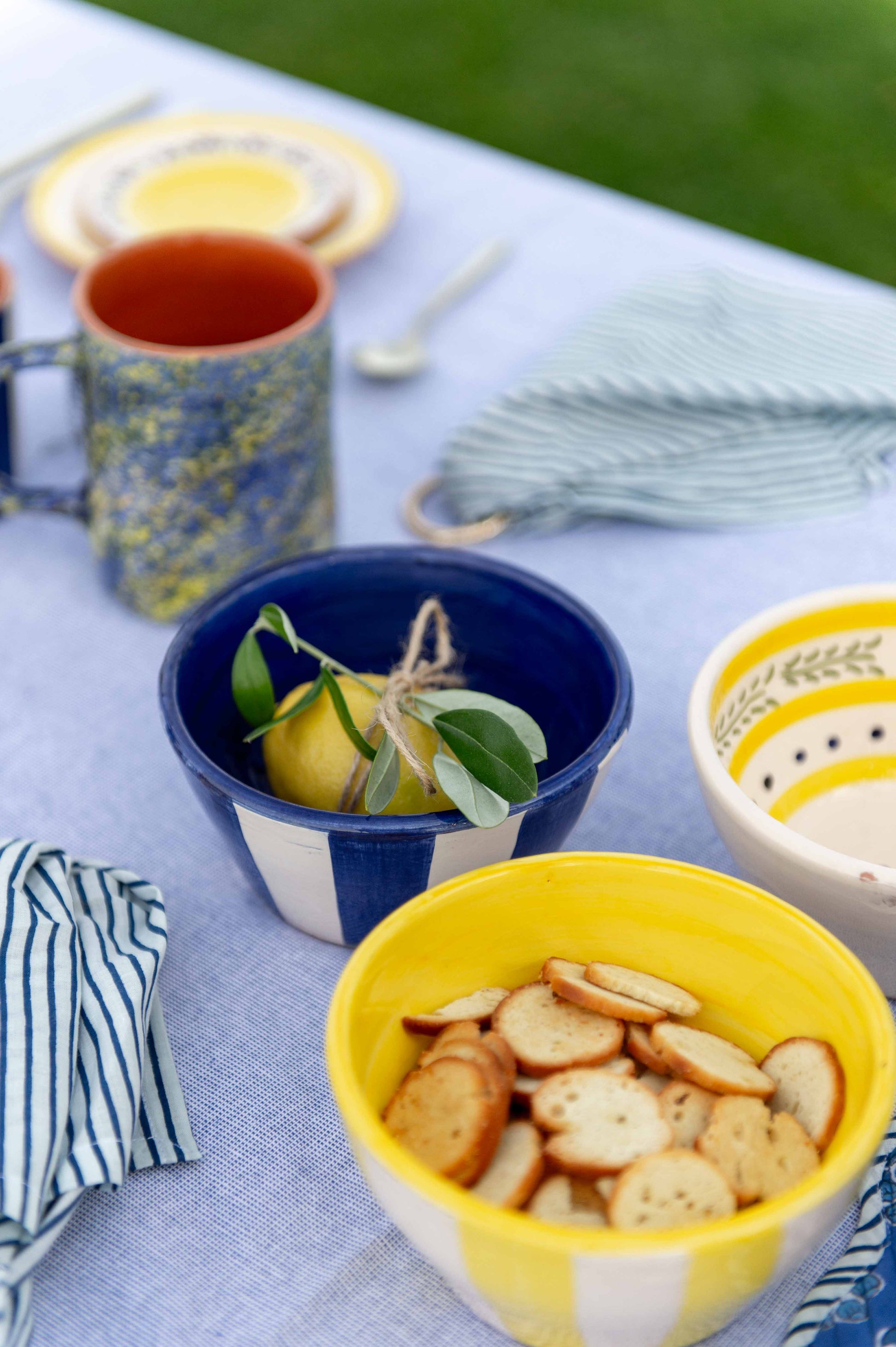 Sus.Studio gekleurd keramiek servies blauw geel wit streep spetter73