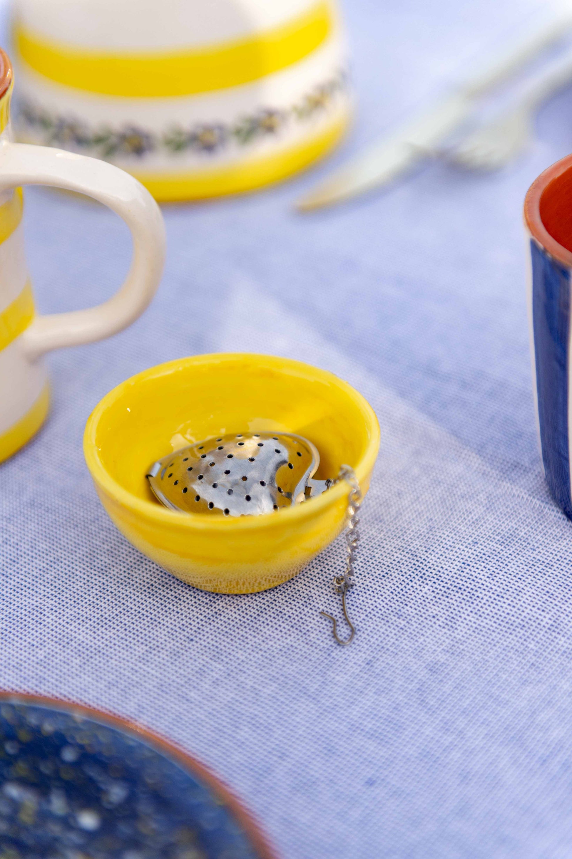 Sus.Studio gekleurd keramiek servies blauw geel wit streep spetter75