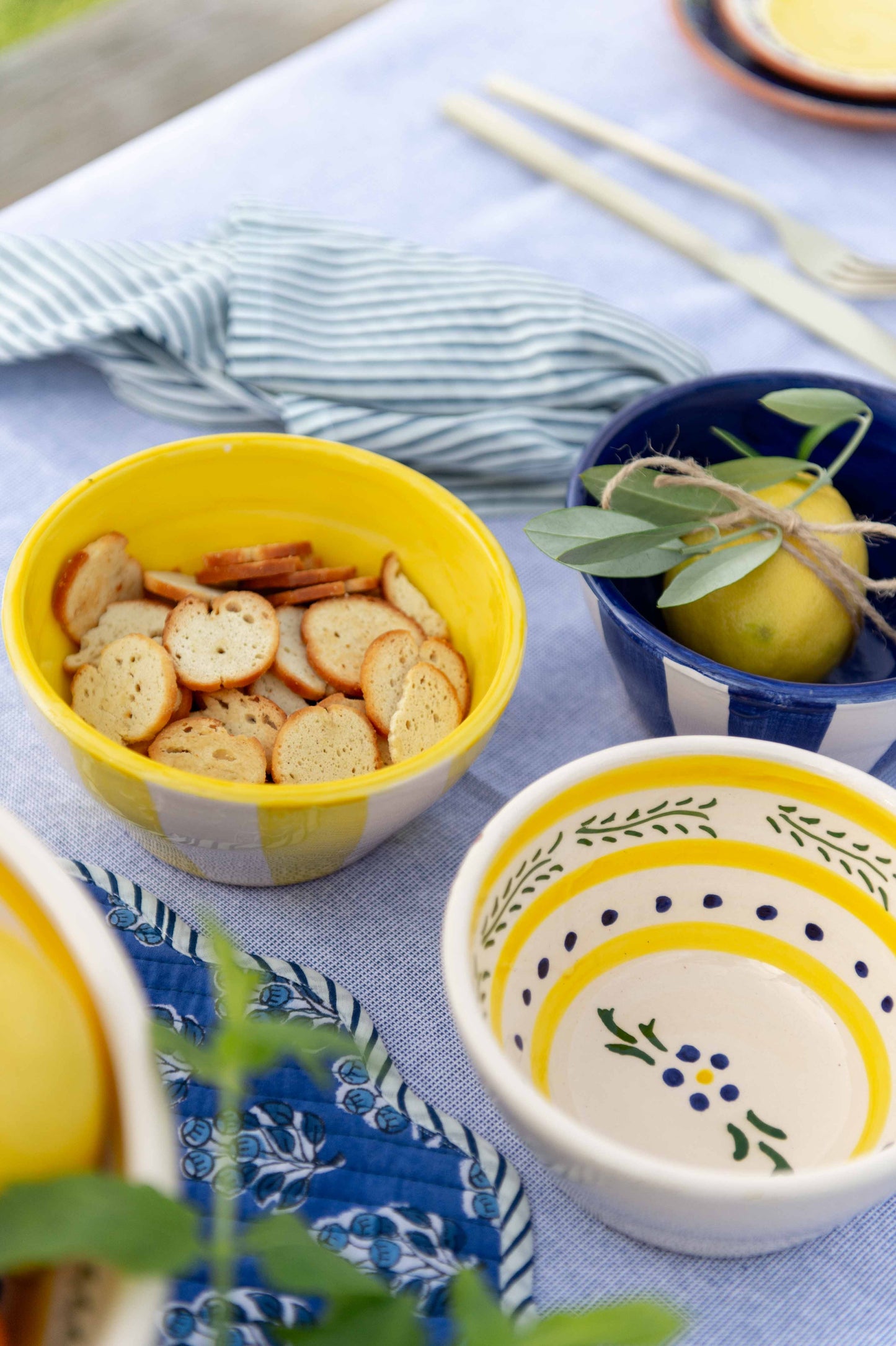Sus.Studio gekleurd keramiek servies blauw geel wit streep spetter76