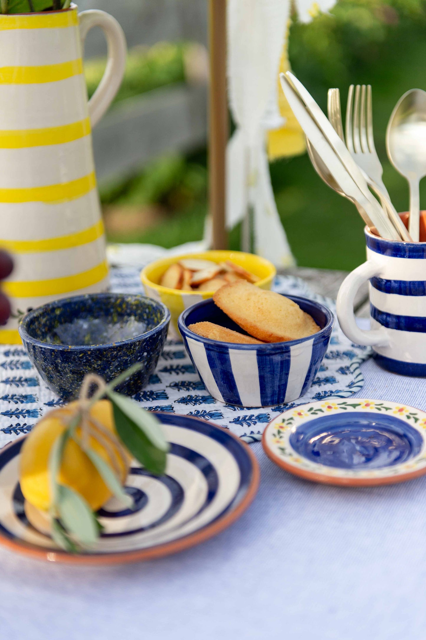 Sus.Studio gekleurd keramiek servies blauw geel wit streep spetter79