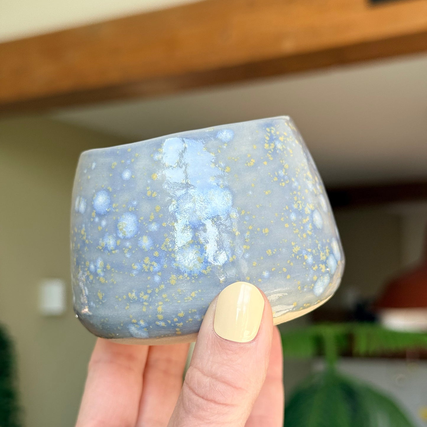 Sus.Studio koffiemokje zonder oor steengoed paars roze blauw3