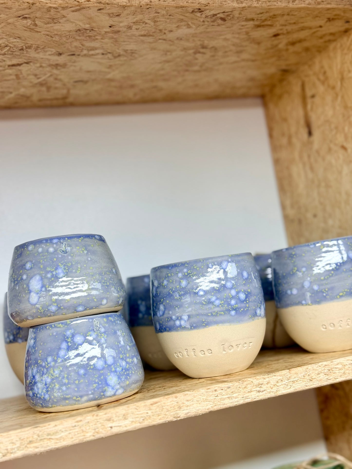 Sus.Studio koffiemokje zonder oor steengoed paars roze blauw7