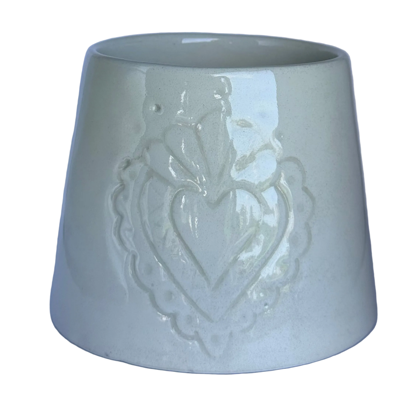 Detailfoto grote witte keramieken theemok van Marokkaanse maker, met hart gravering