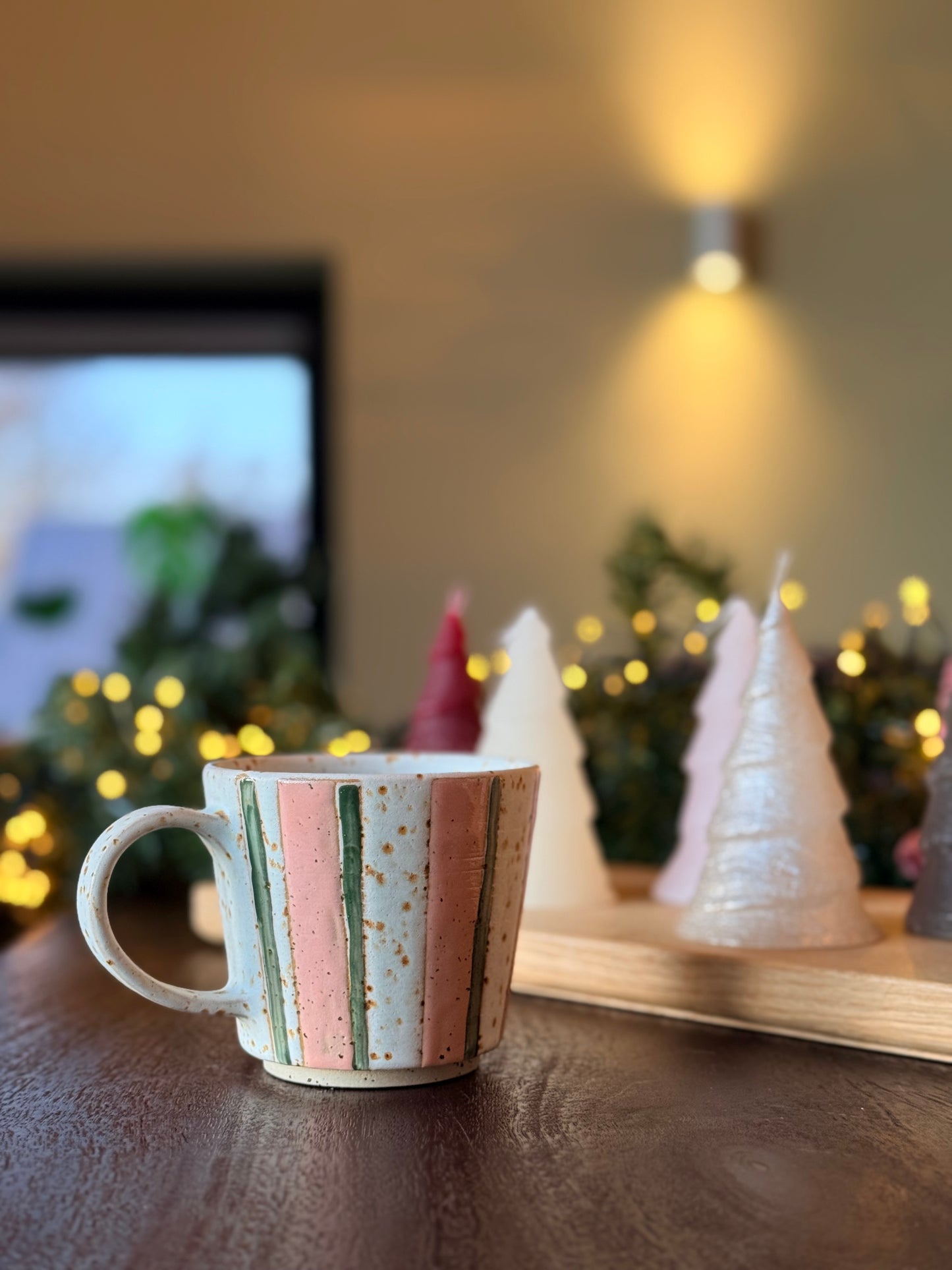 Sus.Studio mok met oor gestreept roze wit groen 2