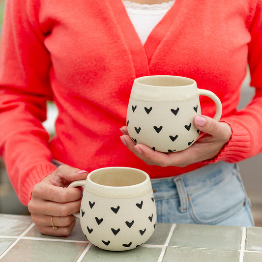 Sus.Studio mok met zwarte hartjes 9