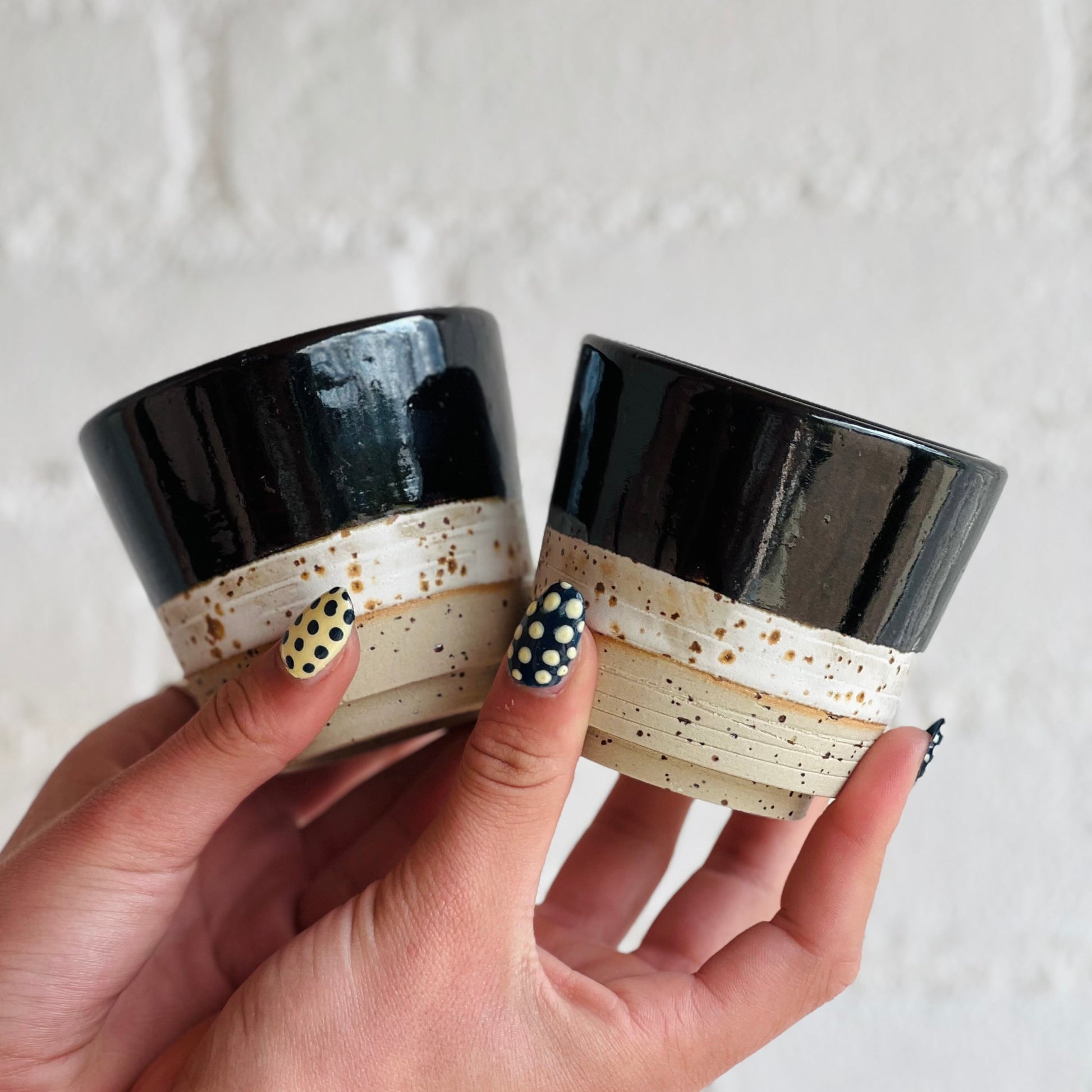 Susstudio koffiemok zonder oor zwart wit keramiek 1