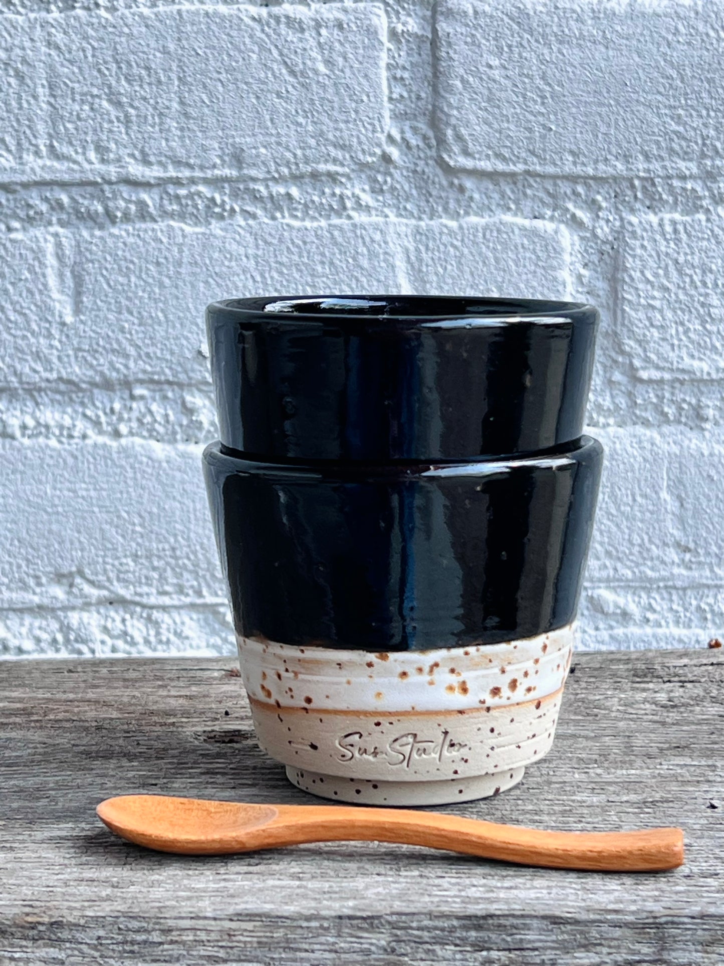 Susstudio koffiemok zonder oor zwart wit keramiek 2