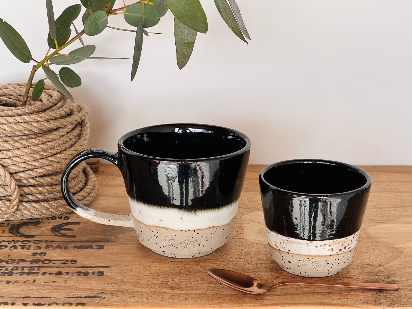 Susstudio koffiemok zonder oor zwart wit keramiek 3