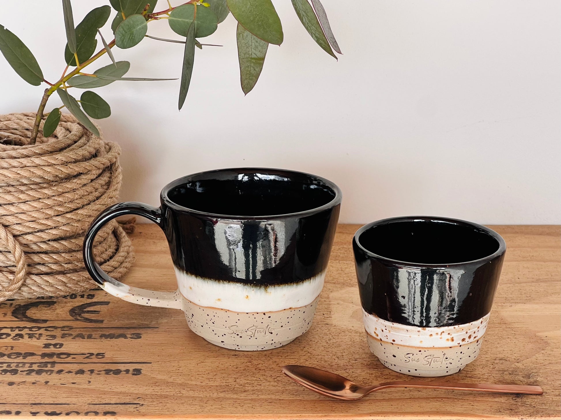 Susstudio koffiemok zonder oor zwart wit keramiek 3