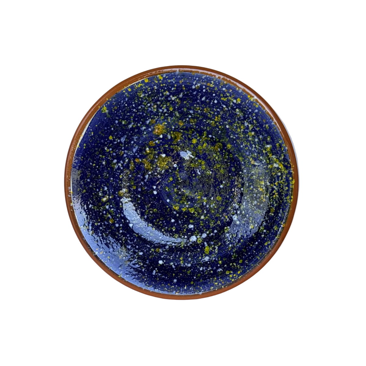 detailfoto bovenkant bordje handgemaakt keramiek uit Portugal donkerblauw met gele en witte spetters