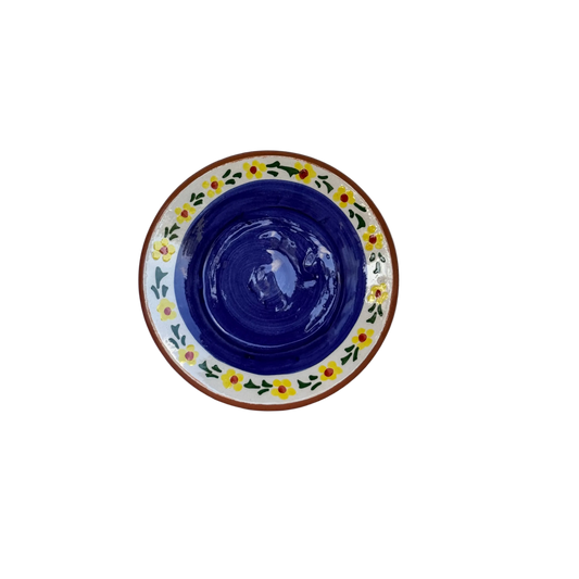 detailfoto bovenkant bordje handgemaakt keramiek uit Portugal donkerblauw met rand met gele bloemetjes