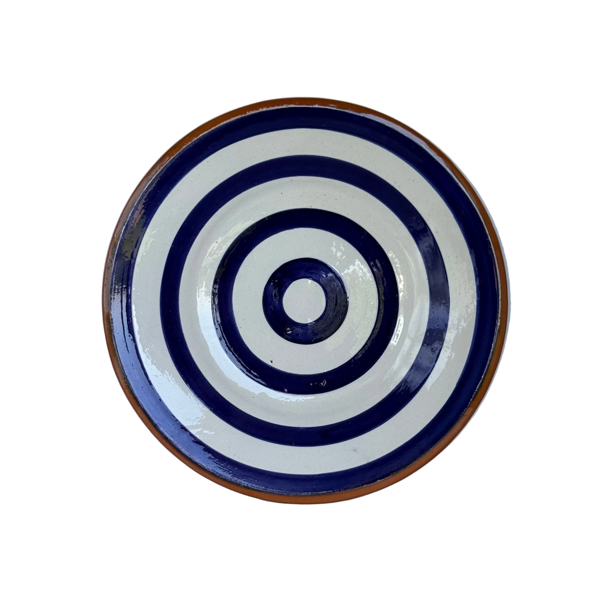 detailfoto bovenkant bordje handgemaakt keramiek uit Portugal donkerblauw met witte strepen