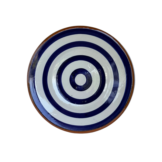 detailfoto bovenkant bordje handgemaakt keramiek uit Portugal donkerblauw met witte strepen
