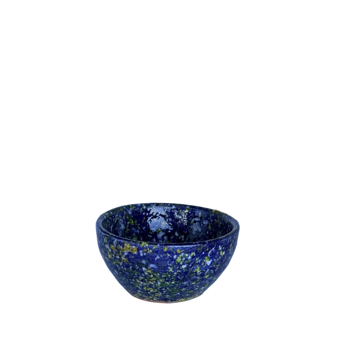 detailfoto klein schaaltje donkerblauw met gele en witte spetters  van handgemaakt Portugees keramiek