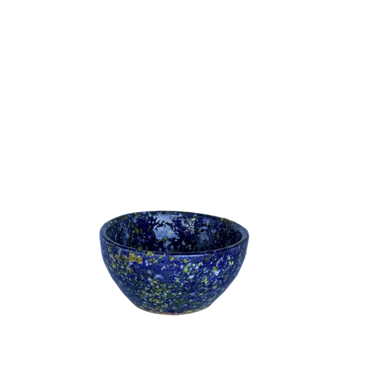 detailfoto klein schaaltje donkerblauw met gele en witte spetters  van handgemaakt Portugees keramiek