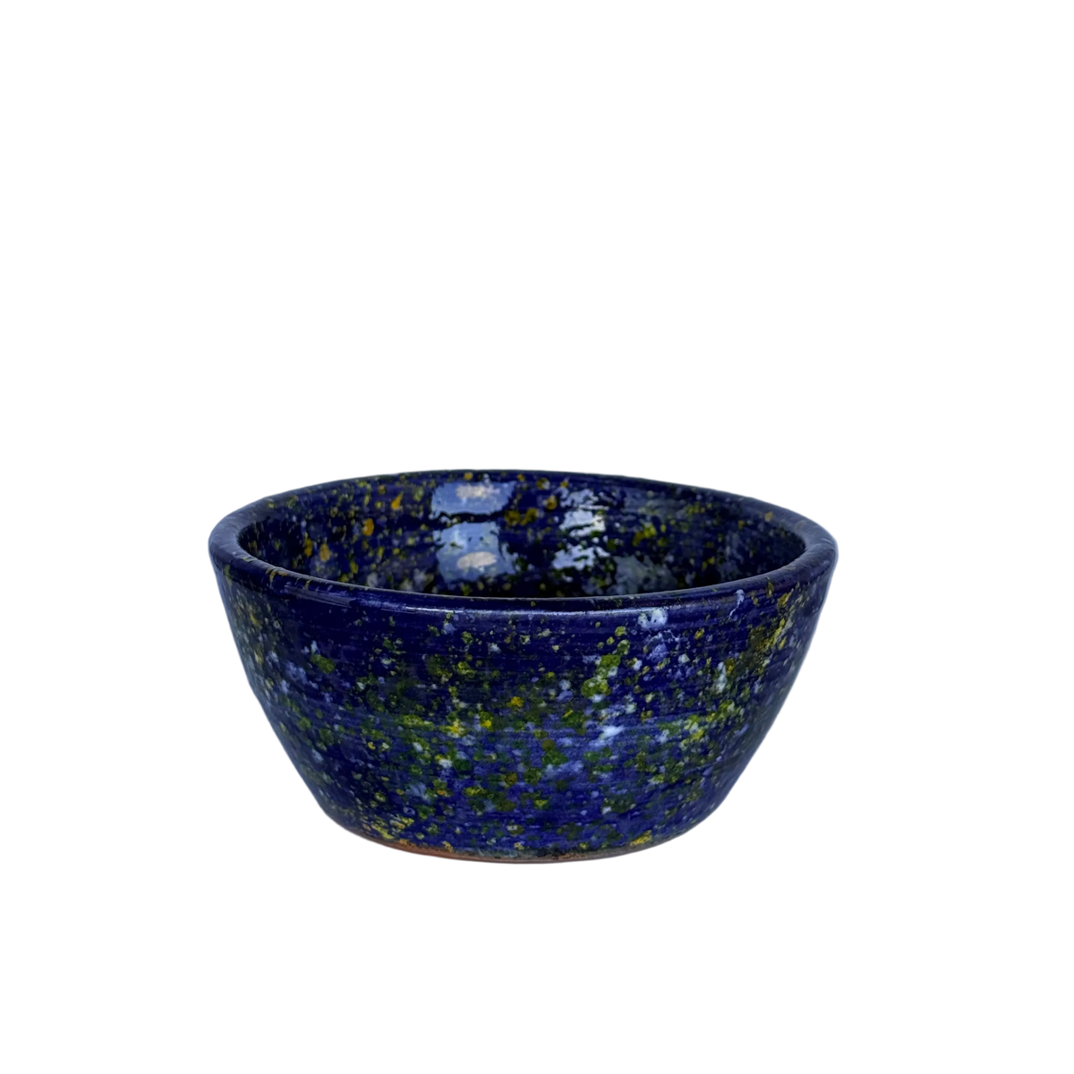 detailfoto schaaltje donkerblauw met gele en witte spetters van handgemaakt keramiek uit Portugal