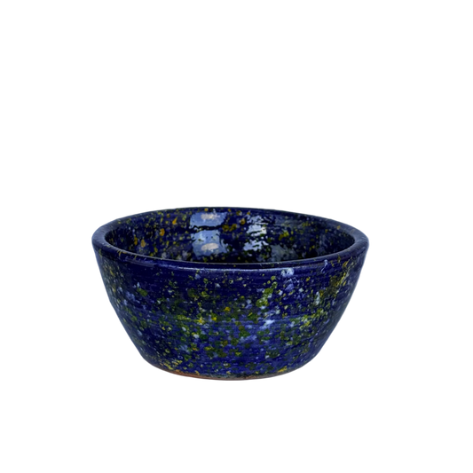 detailfoto schaaltje donkerblauw met gele en witte spetters van handgemaakt keramiek uit Portugal