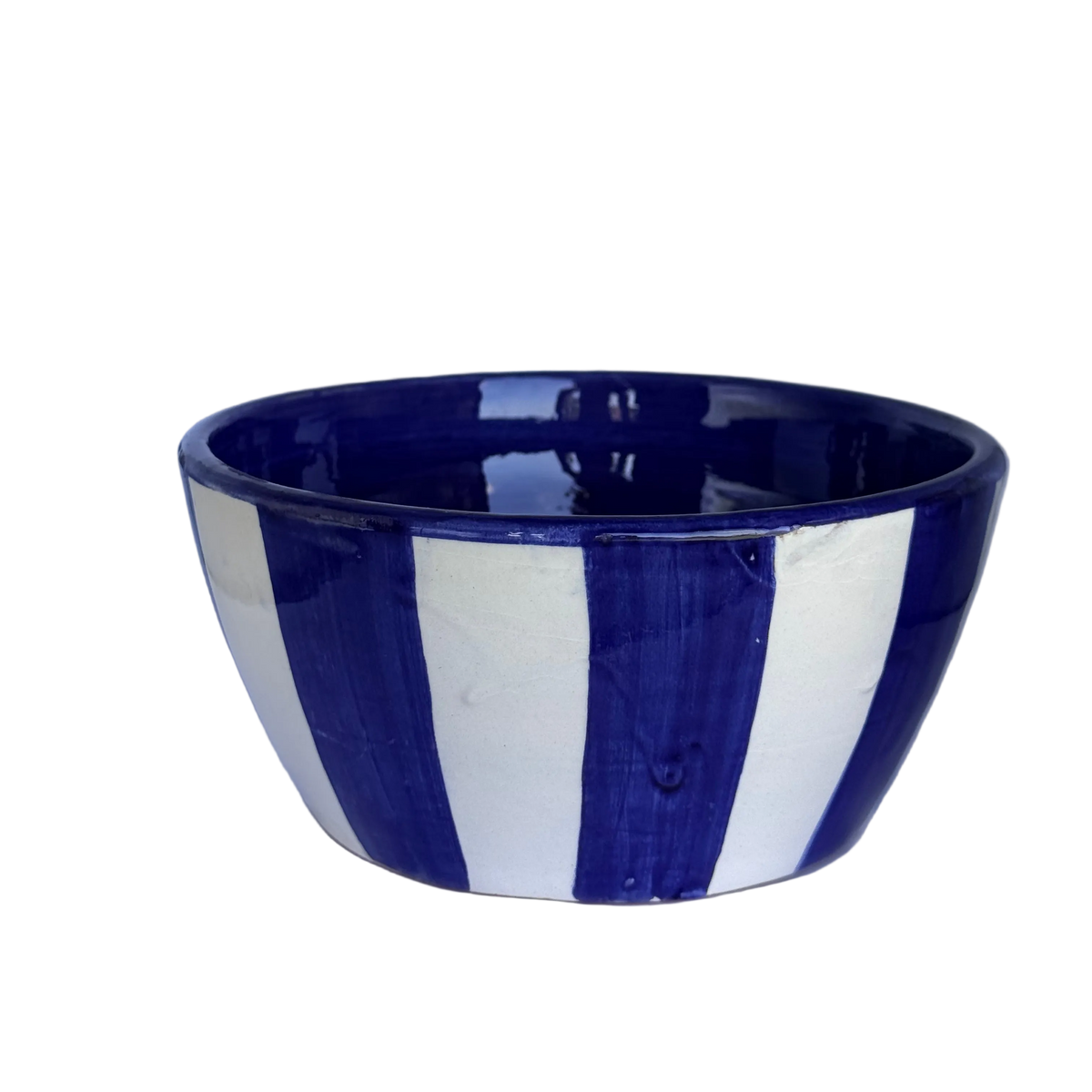 detailfoto schaaltje met donkerblauw en witte strepen van handgemaakt keramiek uit Portugal