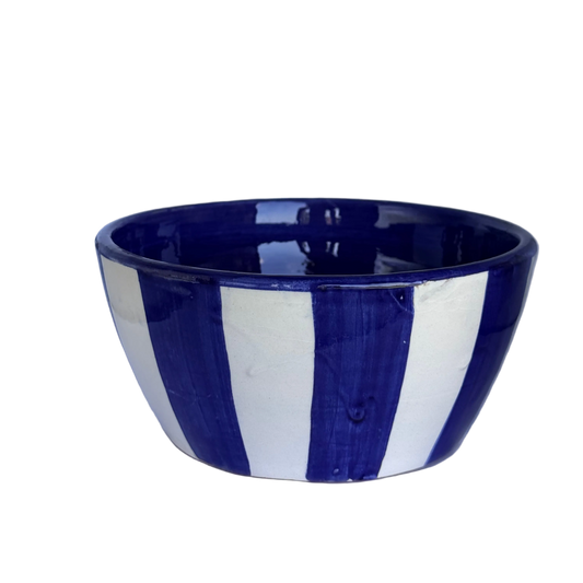 detailfoto schaaltje met donkerblauw en witte strepen van handgemaakt keramiek uit Portugal