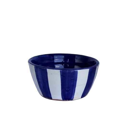 detailfoto schaaltje van donkerblauw met wit gestreept handgemaakt keramiek uit Portugal