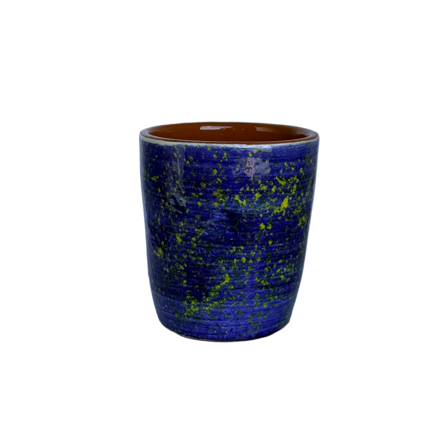 detailfoto voorkant koffiekopje van handgemaakt keramiek uit Portugal donkerblauw met witte en gele spetters