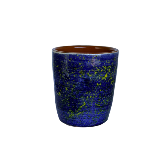 detailfoto voorkant koffiekopje van handgemaakt keramiek uit Portugal donkerblauw met witte en gele spetters