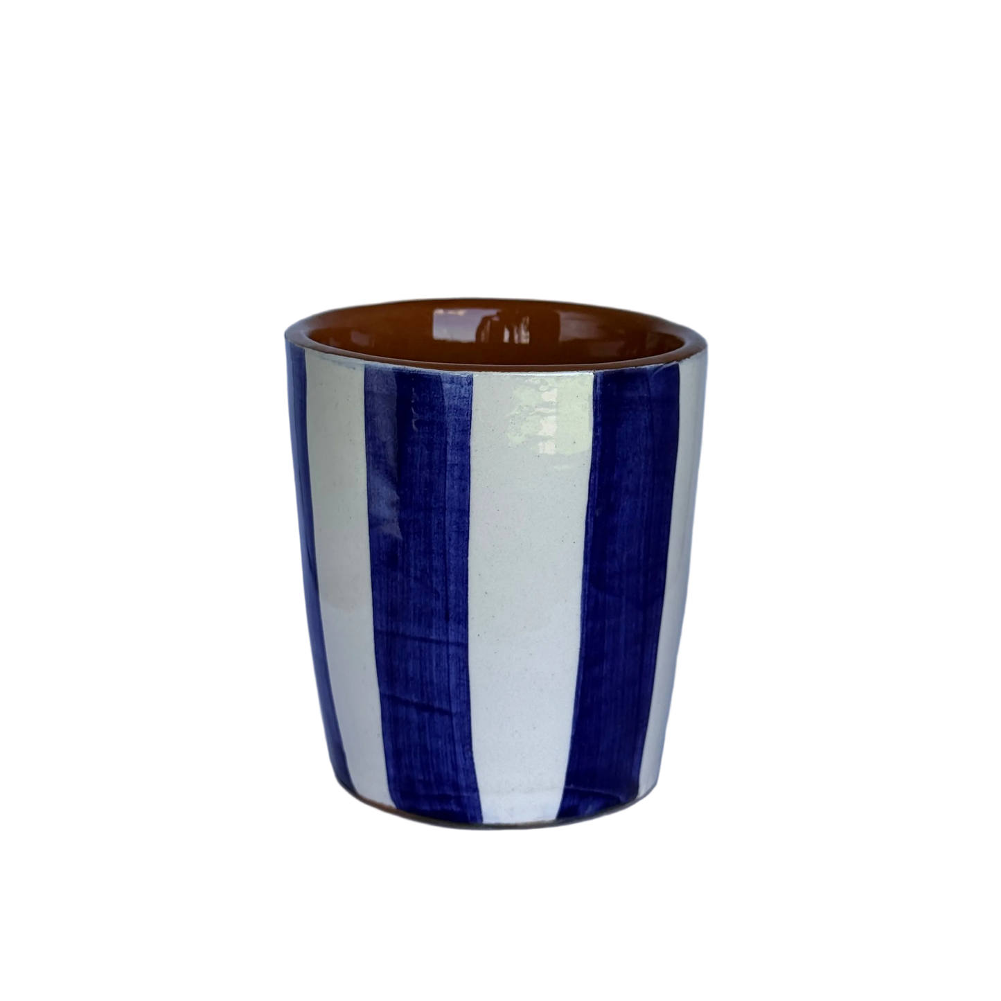 detailfoto voorkant koffiekopje van handgemaakt keramiek uit Portugal donkerblauw met witte strepen