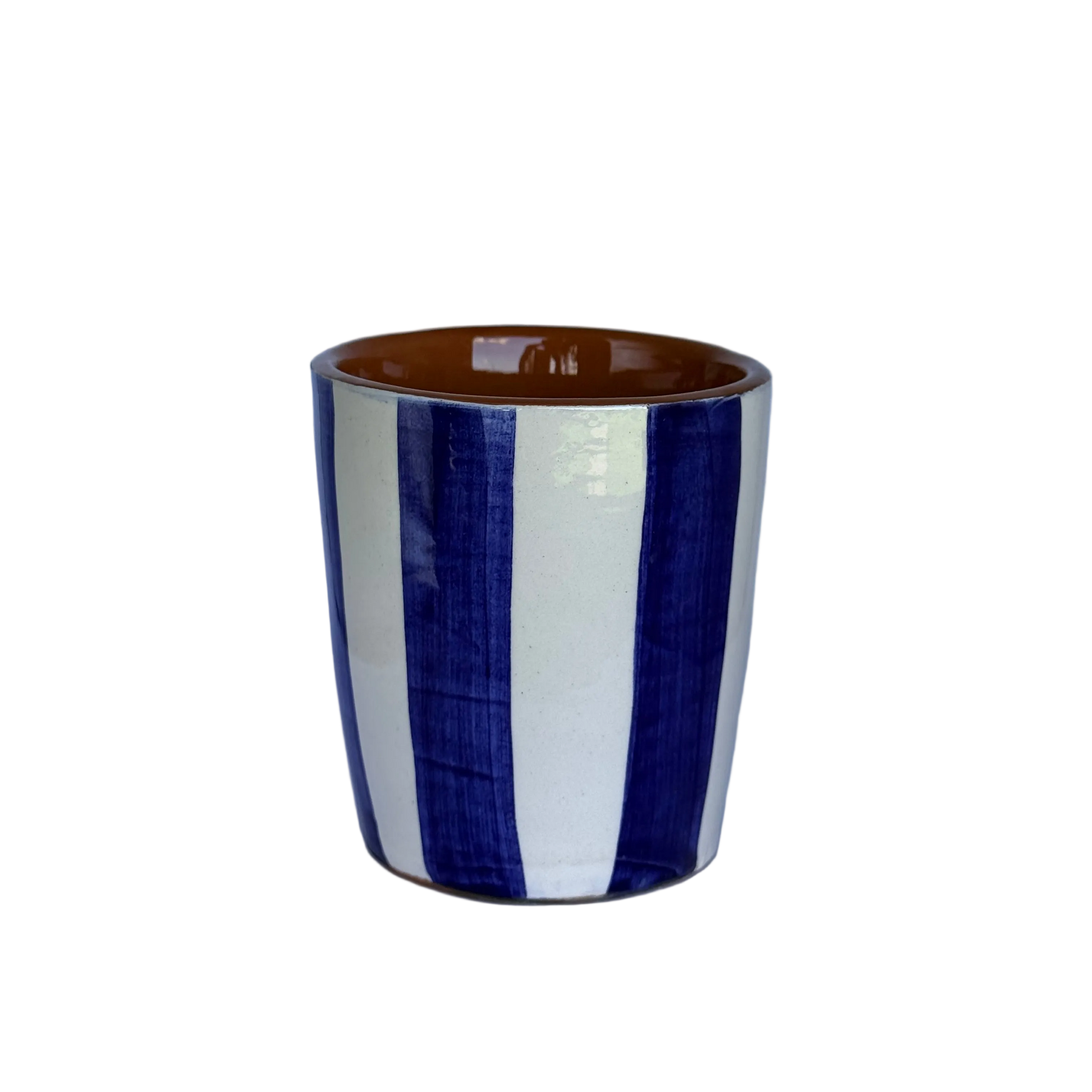 detailfoto voorkant koffiekopje van handgemaakt keramiek uit Portugal donkerblauw met witte strepen