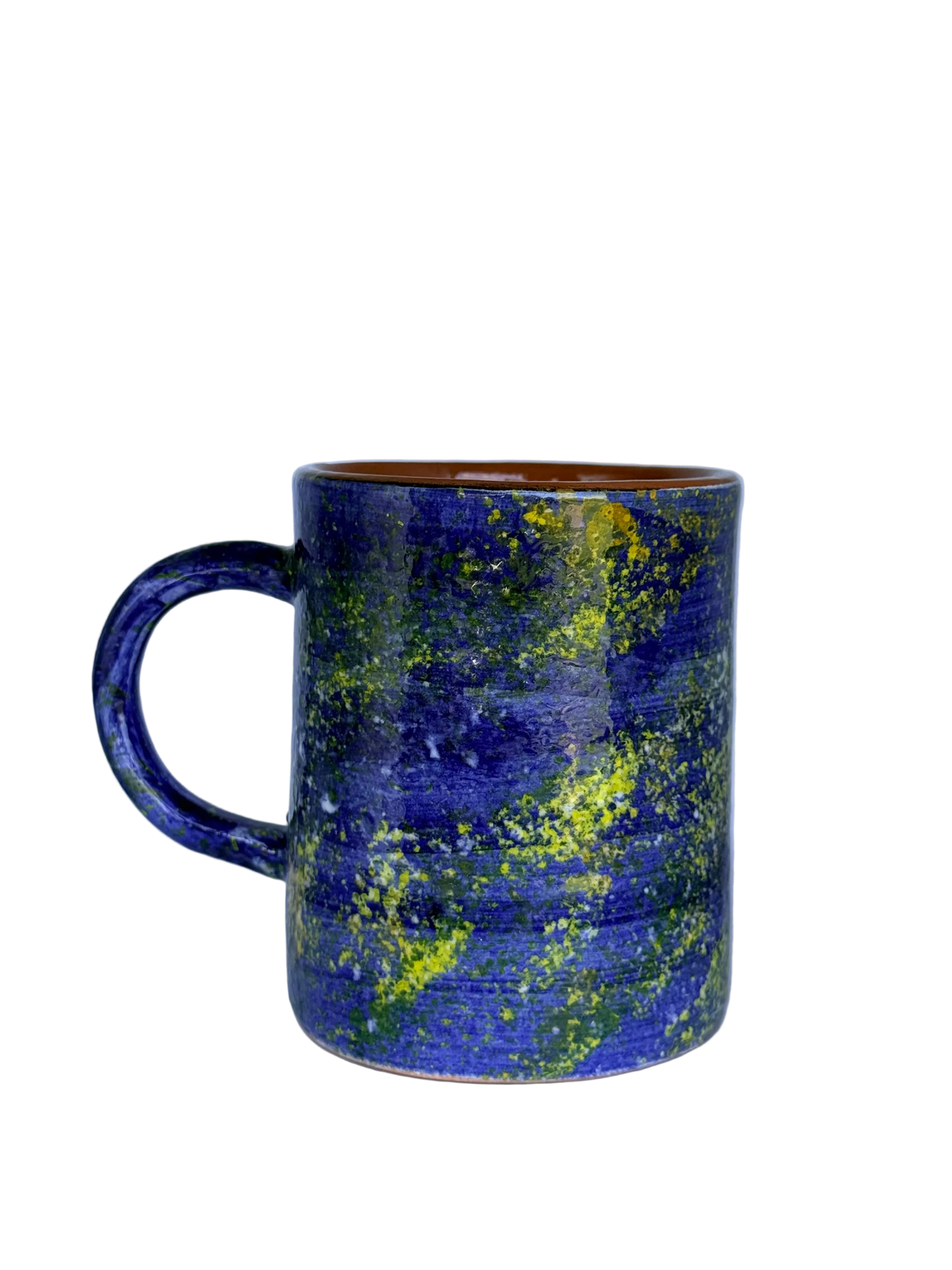 detailfoto voorkant mok met oor van handgemaakt keramiek uit Portugal donkerblauw met witte en gele spetters