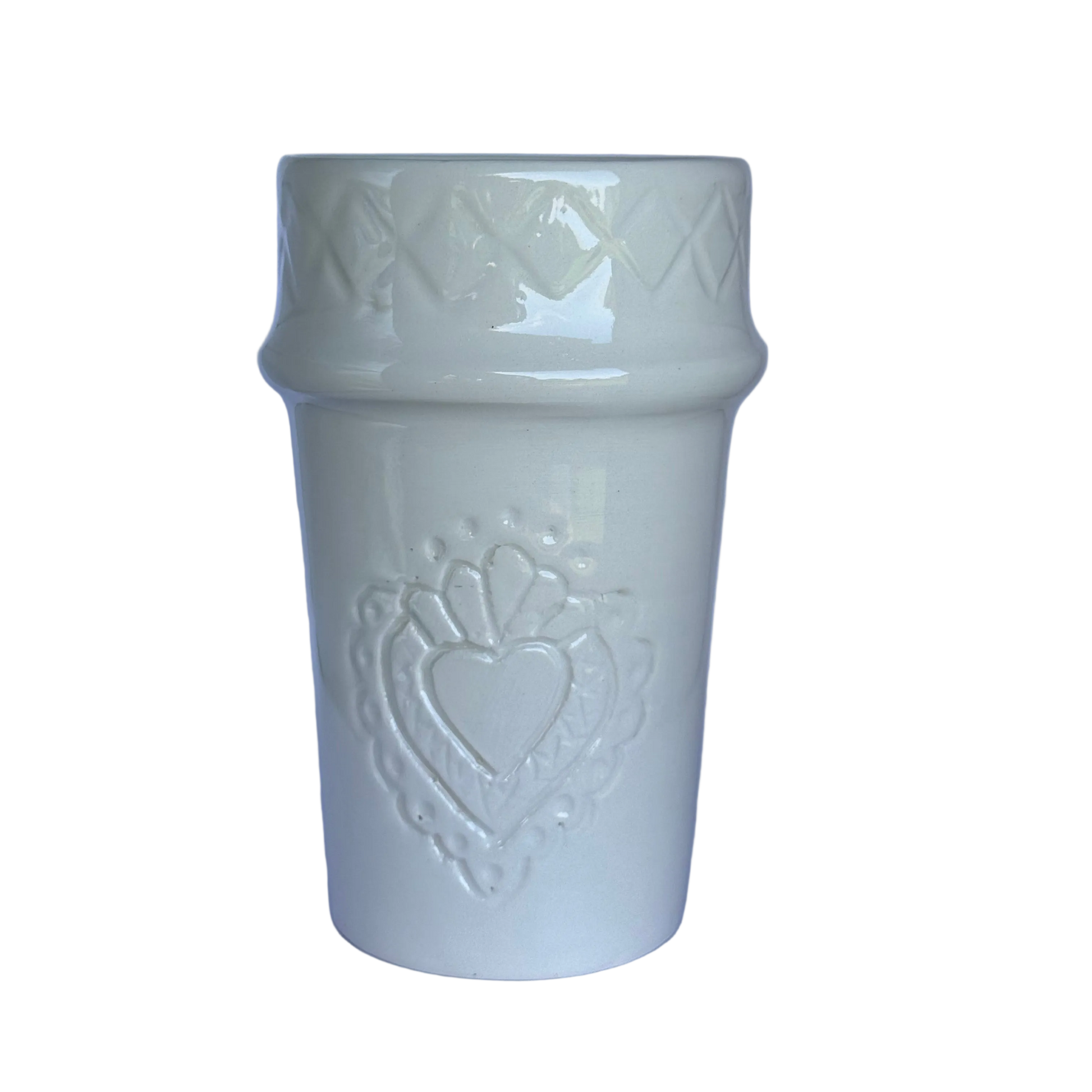 detailfoto witte latte mok van Marokkaans keramiek met hart erin gegraveerd