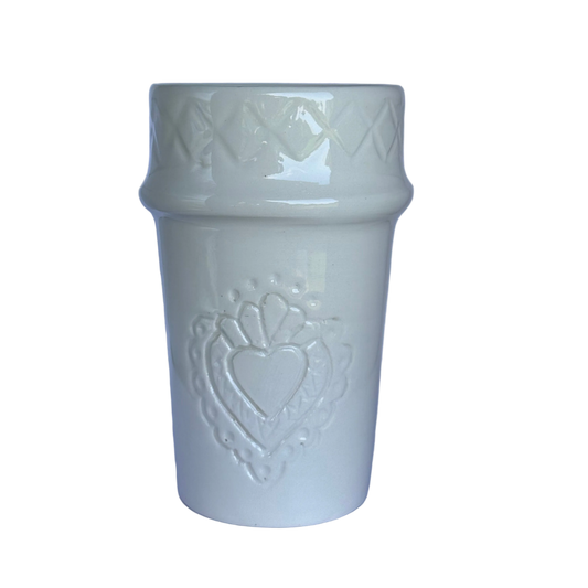 detailfoto witte latte mok van Marokkaans keramiek met hart erin gegraveerd