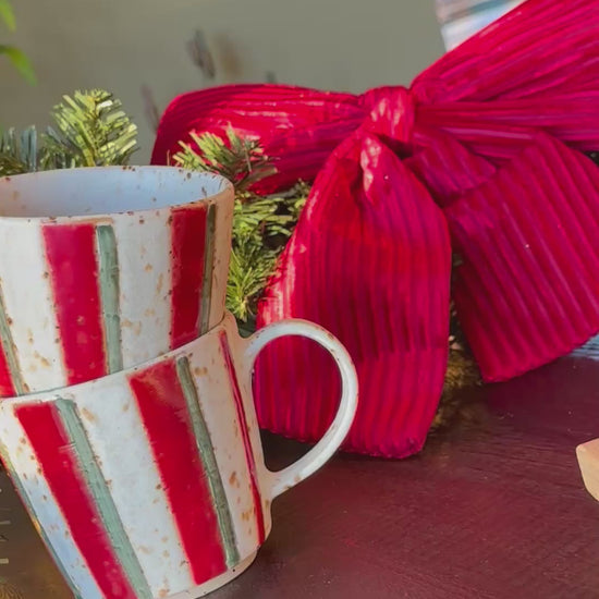 Sus.Studio mok met oor gestreept rood wit groen 14