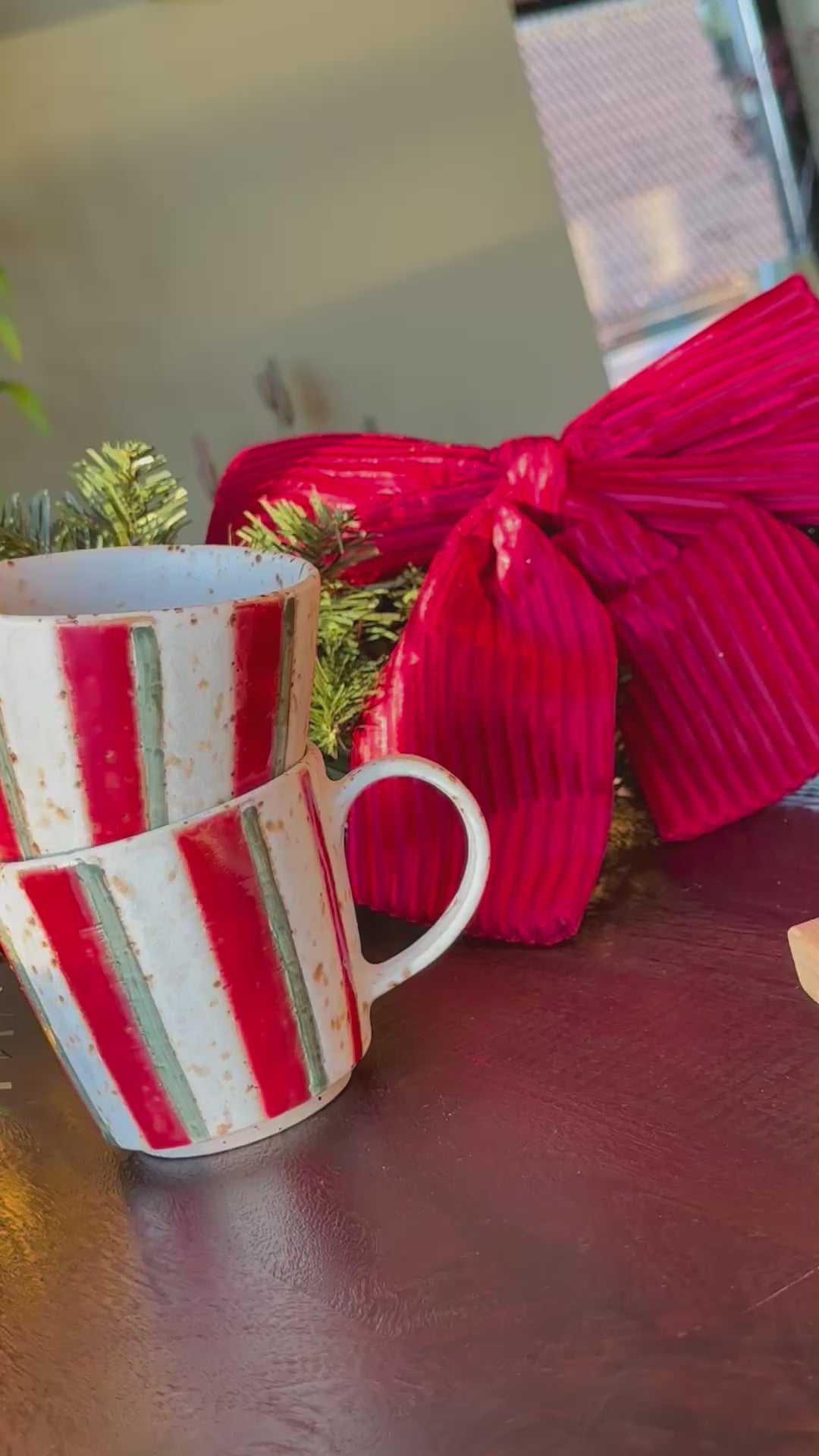 Sus.Studio mok met oor gestreept rood wit groen 14