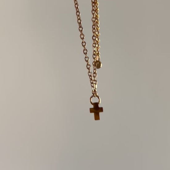 susstudio-handgemaaktesieraden-armband-kruisje-goud-3