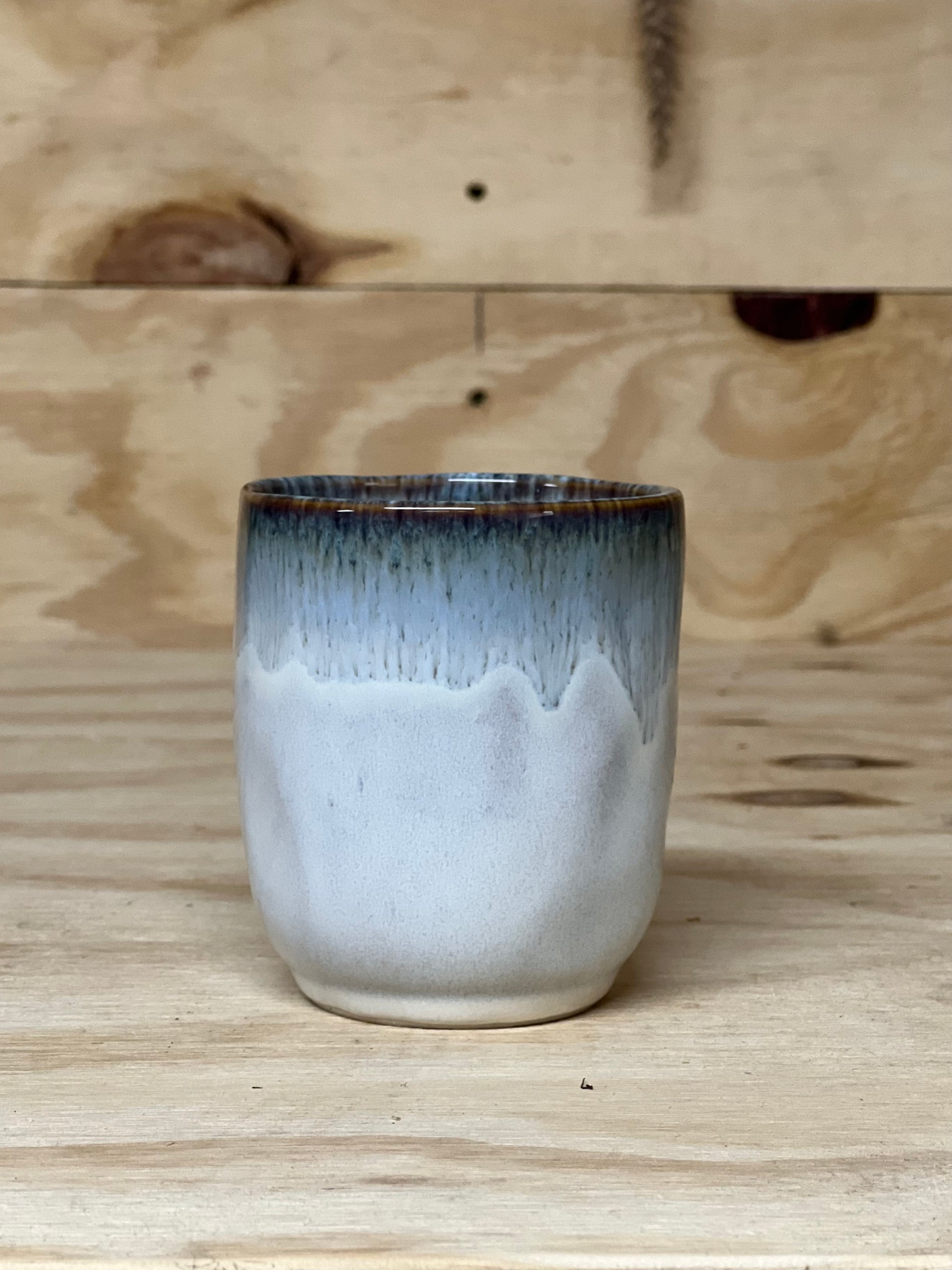 sus.studio-handbeschilderdkeramiek-koffiekopje-snowwhite-4