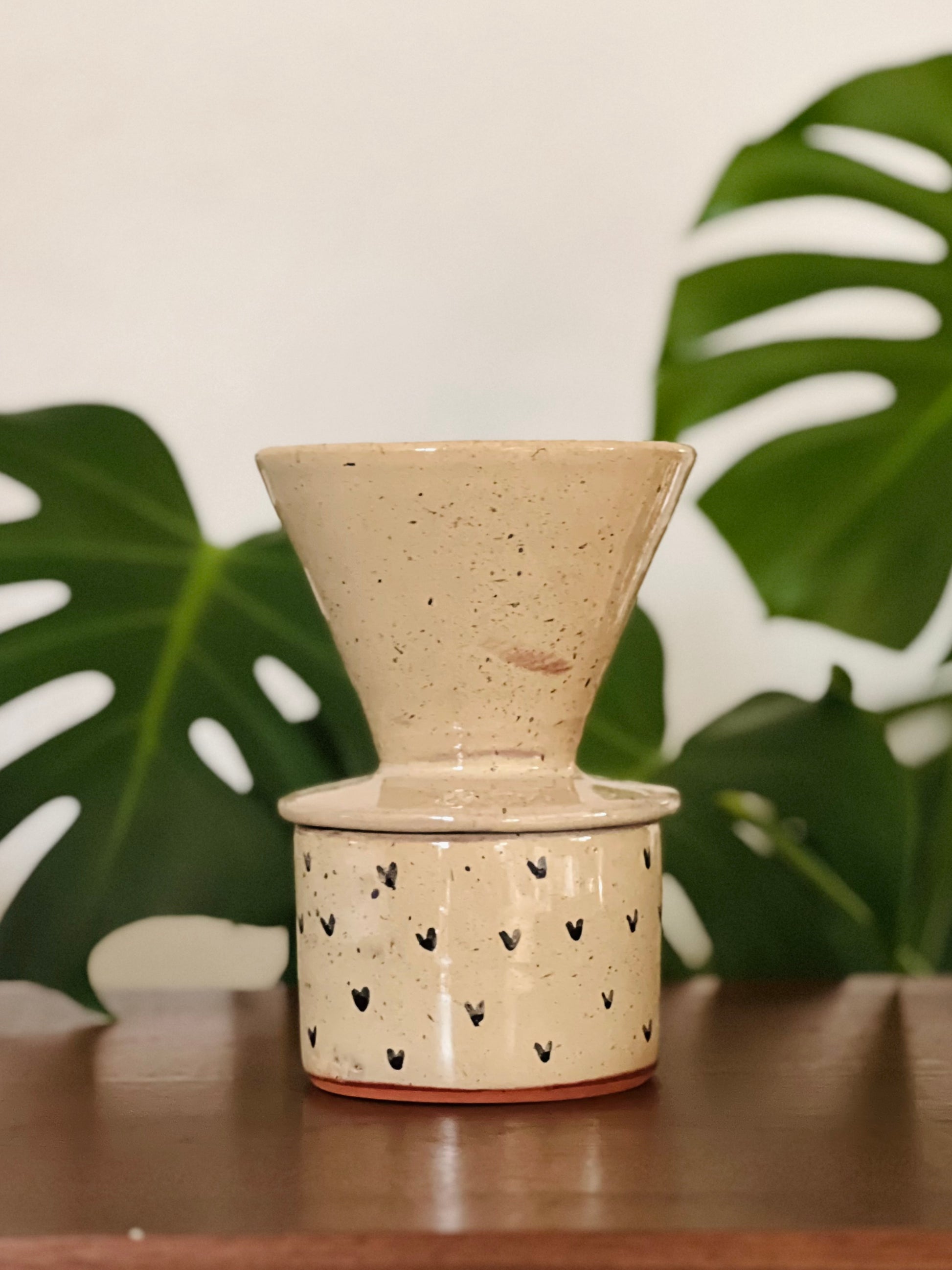 sus.studio-handgemaaktkeramiek-koffiefilter-creme-hartjes-3