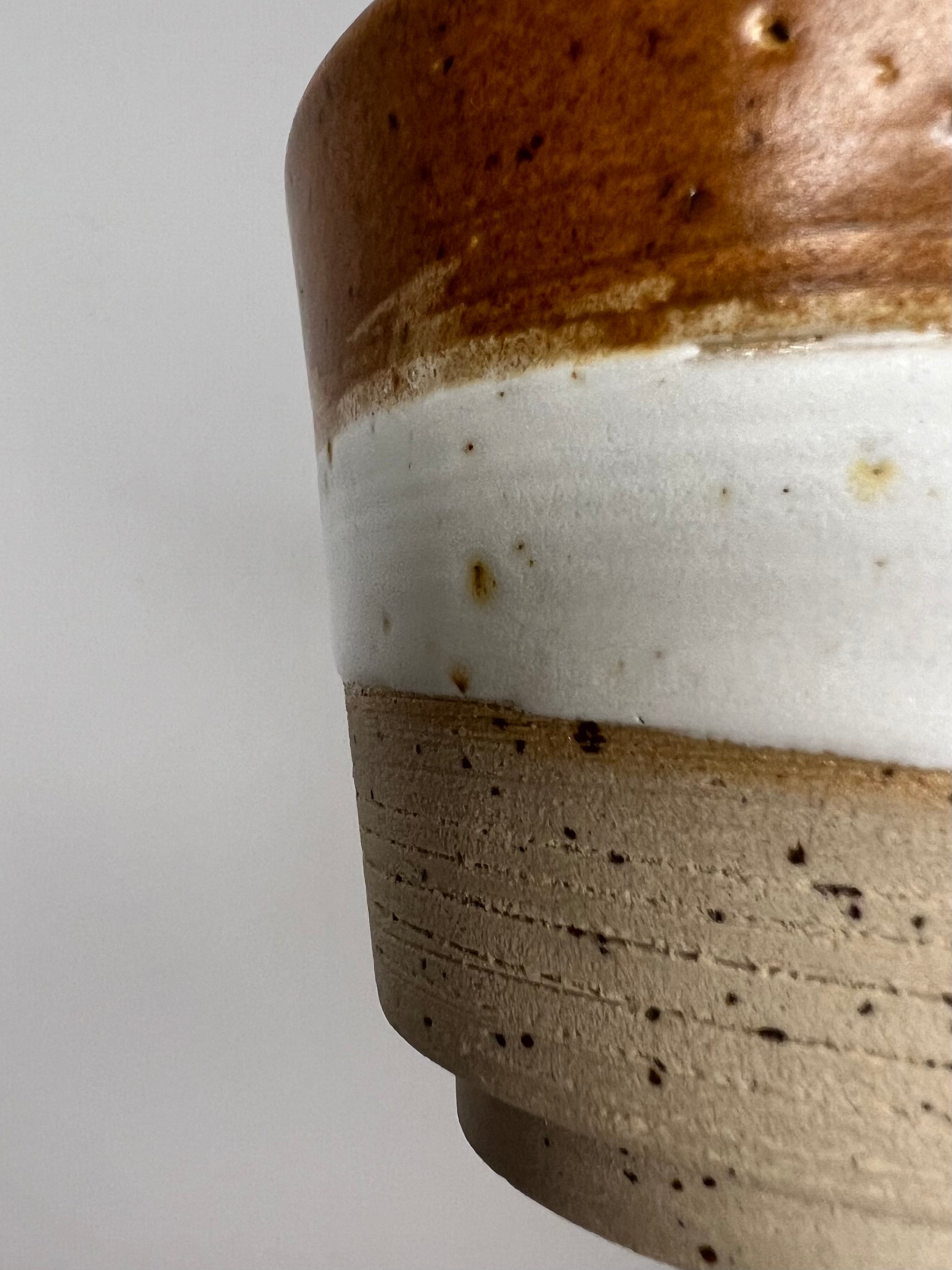 sus.studio-handgemaaktkeramiek-koffiekopje-bruin-earth-4