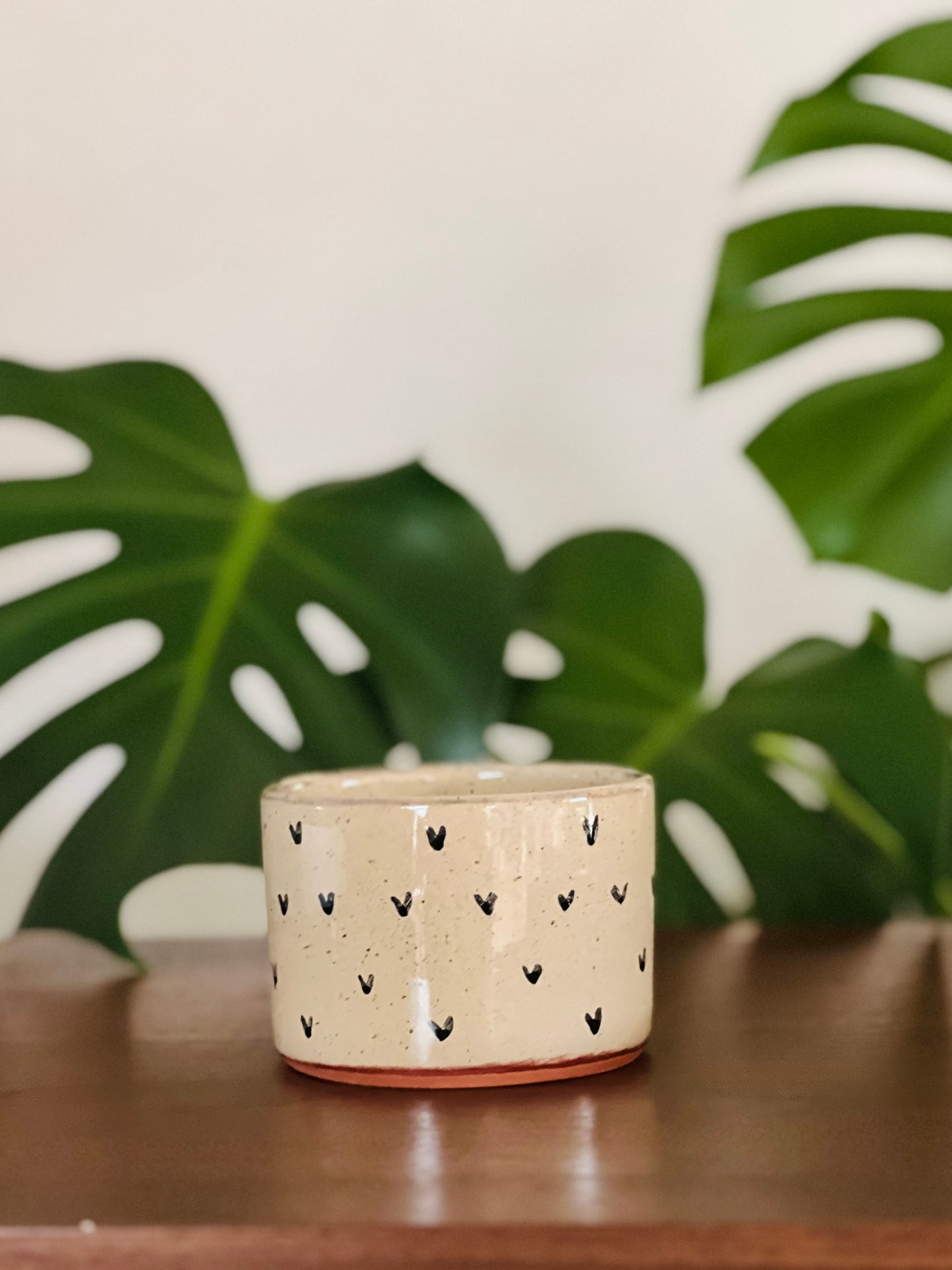 sus.studio-handgemaaktkeramiek-koffiemok-creme-hartjes-3