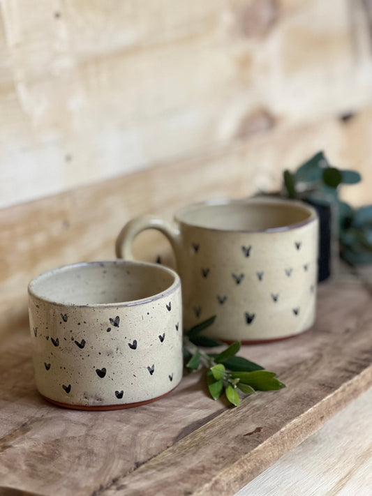 sus.studio-handgemaaktkeramiek-koffiemok-creme-hartjes-6